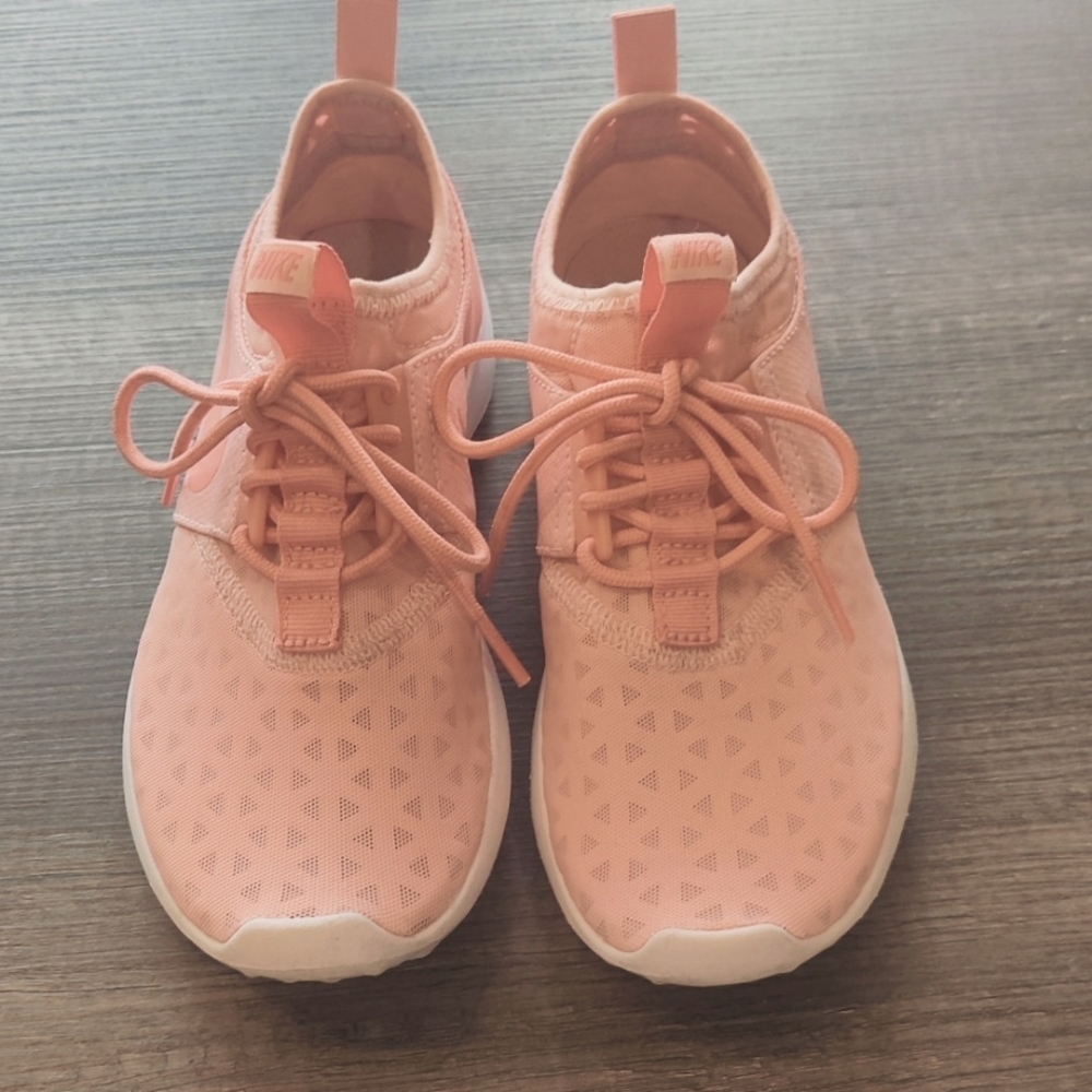 Nike Tennis Shoe size 5  pink